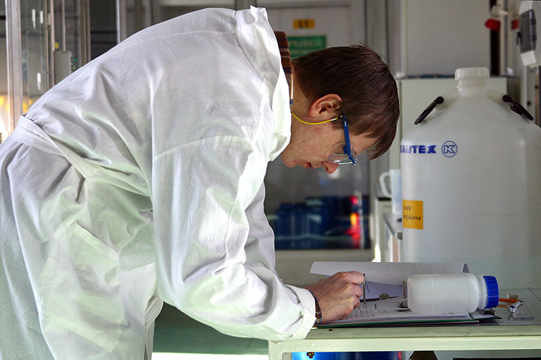 Chemikalien und Verbrauchsmaterialien verwalten (Photo: Griszka Niewiadomski)